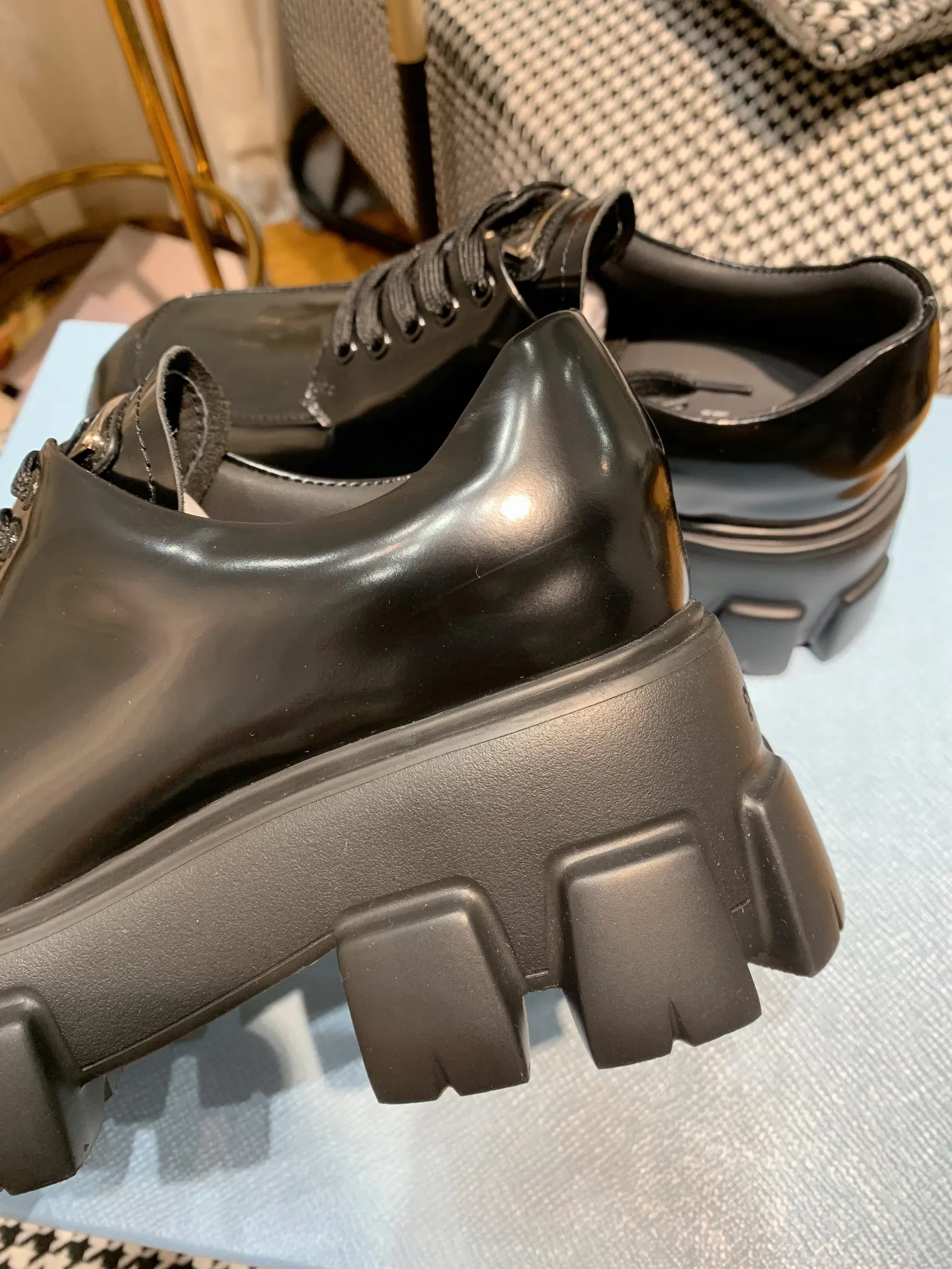 👟👟Ex-factory price 480👟👟 ss23 Prada 👟👟 💥The T-stage catwalk model "Dream Never Sleeps" can be used on important occasions. It has an aristocratic feel and is perfect on the feet💃💃The entire series is full of exciting and unexpected combinations of elements, with a strong artistic flavor, allowing you to appreciate the ever-changing style of Prada girls. 1⃣ Upper: cowhide with open edge beads/patent leather 2⃣ Lining: imported sheepskin 3⃣ Outsole: lightweight foam outsole Size 35M-40M